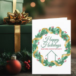 Weihnachten im Anwesen nach Maß geklappt<br><div class="desc">Diese wunderschöne Weihnachtskarte wird mit Ihrem Firmennamen unter dem Namen des Agenten in schick grüner und roter Typografie in einem festlichen Heiligen Beerenkrez mit goldfarbenem Garland,  das um das Grün schlängelt,  hergestellt. Zeitgenössische Urlaubskarten für Agent Marketing in diesem Winter.</div>