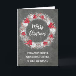 Weihnachten im Chalkboard, Grandtochter und ihr Eh Karte<br><div class="desc">Frohe Weihnachten für Enkelin und ihre Ehemannskarte mit rustikalem Country-Chalkboard-Muster und schneebedecktem Kranz mit Poinsettias.</div>