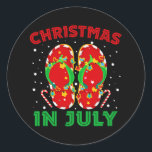 Weihnachten im Juli Flip Flops Funny Beach Sommer Runder Aufkleber<br><div class="desc">Weihnachten im Juli Flip Flops Funny Beach Sommergeschenk. Perfektes Geschenk für Ihren Vater,  Mama,  Papa,  Männer,  Frauen,  Freunde und Familienmitglieder am Erntedank Tag,  Weihnachten,  Muttertag,  Vatertag,  4. Juli,  1776 Unabhängiger Tag,  Veteranen Tag,  Halloween,  Patrick's Day</div>