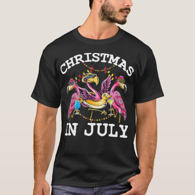 Weihnachten im Juli Funny Pink Flamingos Drink Su T-Shirt (Vorderseite)