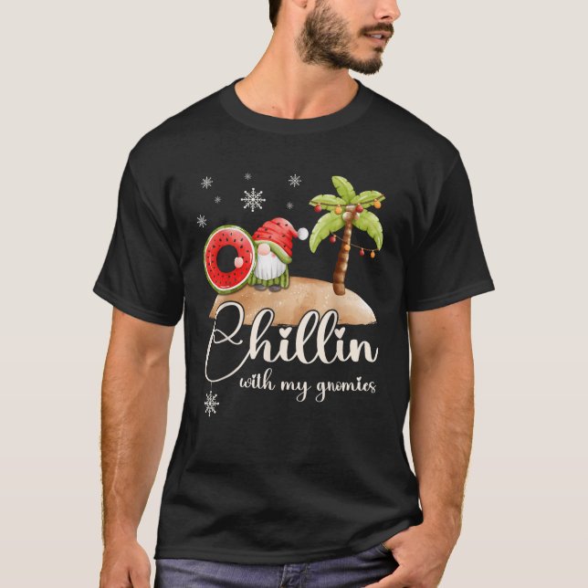 Weihnachten im Juli gnome am Strand im Sommer T-Shirt (Vorderseite)
