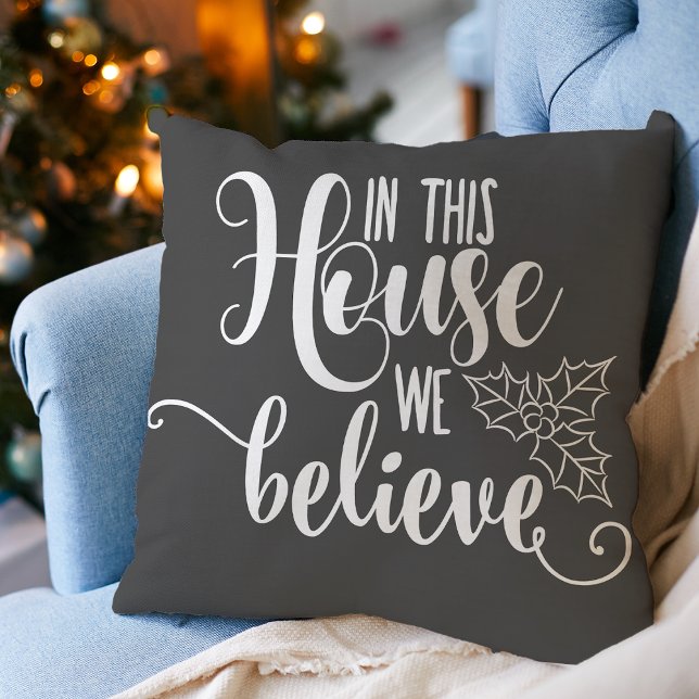 Weihnachten in diesem Haus glauben wir grau Kissen (Christmas In This House We Believe Gray Throw Pillow)