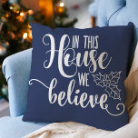 Weihnachten in diesem Haus glauben wir, Navy Blue Kissen<br><div class="desc">Festlich "in diesem Haus glauben wir" Wohngestaltung werfen Kissen.</div>