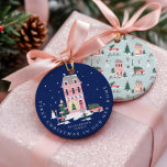 Weihnachten in neuer Zuhause Niedlich Town & Pink  Ornament<br><div class="desc">Der perfekte Ornament-Sake für neue Paare, Neuvermählte und Familien, die ihr erstes Weihnachtsfest in ihrer neuen Zuhause feiern. Unser Vintages Urlaubsdesign besticht durch eine Vintage Stadtanlage und Landschaft. Jedes Detail ist in diesem kleinen, malerischen Stadtviertel zusammengefasst. Features Pinkfarbene Häuser in festlichen Dekorationen, rosa schneebedeckte Bäume, festlicher Showman, Lampenposten, Kinder singen...</div>