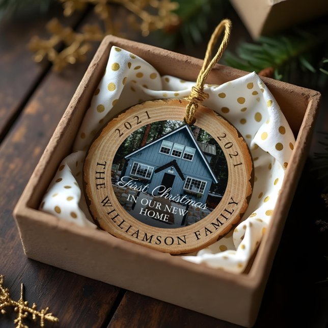 Weihnachten in unserer neuen Zuhause Keramik Ornament (Woodgrain Slice First Christmas In Our New Home Ceramic Ornament)