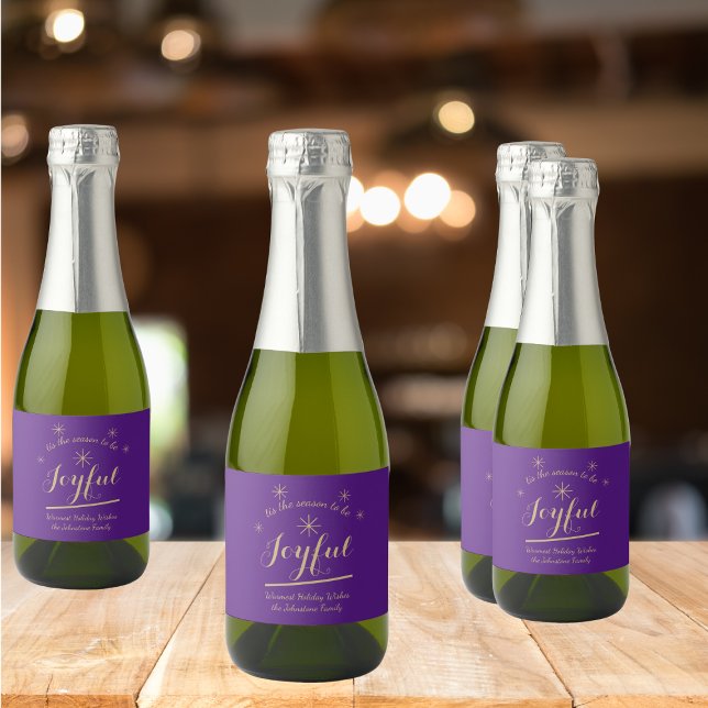 Weihnachten ist die Jahreszeit glücklich Niedlich  (Add some extra sparkle with these Joyful purple and gold sparkling wine bottle labels.)