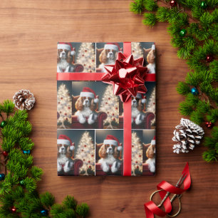 Weihnachten König Charles Spaniel auf einem roten Geschenkpapier