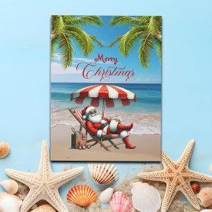 Weihnachten mit Santa unter einem Strandsonnenschi
