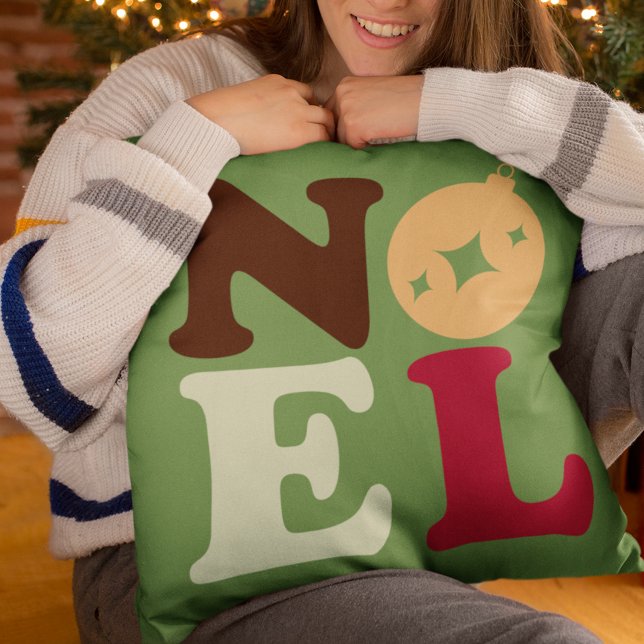 Weihnachten Moderne festliche Retro-Typografie Wei Kissen (This green pillow in retro colors spells out Noel in vintage typography.)