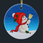Weihnachten Niedlich Snowman Keramik Ornament<br><div class="desc">Richten Sie Ihren Weihnachtsbaum auf und geben Sie Ihrer Weihnachtsdekoration eine Touch der Wärme und Spannung der Ferien mit diesem charmanten Kreis Keramik Weihnachtsbaumschmuck. Mit einem niedlichen Schneemann, der eine goldene Weihnachtsglocke auf einem weißen Schneefeld, einen strahlend blauen Winterhimmel und den Anfängen des Schneefalls hält, ist dieses bezaubernde Ornament eine...</div>