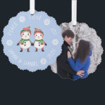 Weihnachten Niedlich Snowmen Couple Foto Liebe Fre Ornament Karte<br><div class="desc">Ein Weihnachtskonzept: zwei niedliche kleine Schneemänner mit Händen, gekleidet in Stricken, rot und grün gestreiften Schal und Hut, auf hellblauem Hintergrund, umgeben von gewölbten Texten mit weißen Schneeflocken zwischen den Wörtern. Die Nachricht oben ist Peace Liebe Joy, unten ist der Name und das Jahr. Auf der Rückseite gibt es ein...</div>