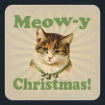 Weihnachten, Niedlicher Urlaub Katze Tier Quadratischer Aufkleber<br><div class="desc">Feiern Sie Weihnachten mit dieser niedlichen Furry-Freundin,  sie ist so bezaubernd mit einem grünen Kragen mit drei Glocken und Meow-y Weihnachten in einem Vintagen Retro-Schriftart winkend über die Spitze. Heiße Weihnachten!</div>