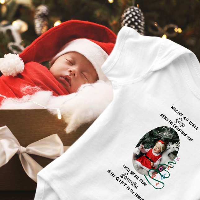 Weihnachten schlafen unter dem Baum Baby erste Wei Baby Strampler (Christmas Might As Well Sleep Under The Christmas Tree Cute Photo Baby First Xmas Baby Bodysuit)
