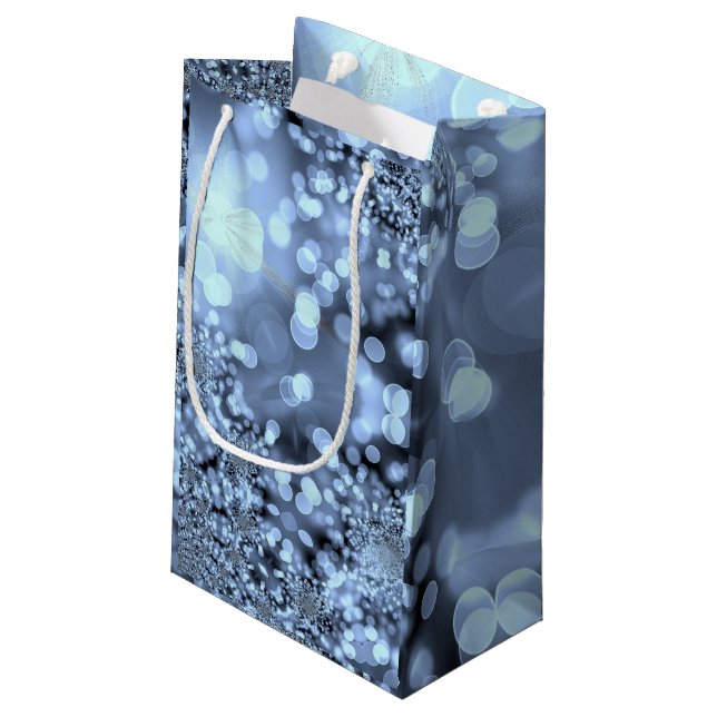 Weihnachten Silvery Blue Snowflake Kleine Geschenktüte (Rückseite Schrägansicht)