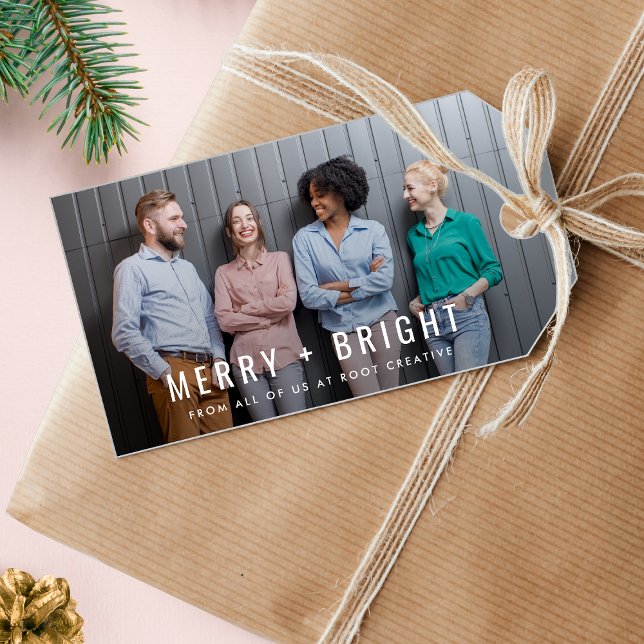 Weihnachten | Team Foto Merry and Bright Geschenkanhänger (Stylish company holiday gift tags with team photo and personalized festive message)