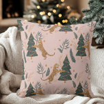 "Weihnachten Tiger mit Weihnachtsbaum Rosa Kissen<br><div class="desc">Fügen Sie Ihrer Zuhause eine Touch von whimsicalem Urlaubsszauber mit dem Weihnachtsweihtiger mit dem Pink-Kissen Weihnachtsbaum hinzu. Dieses festliche Kissen mit einem spielerischen Tiger, umgeben von Weihnachtsbäumen auf einem weichen rosa Hintergrund, macht es zu einer angenehmen Ergänzung Ihres Urlaubsszimmers. Dieses Kissen eignet sich perfekt für Ihr Wohnzimmer, Schlafzimmer oder Ansammlungen...</div>