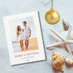 Weihnachten Tropical Beach Vacation Foto<br><div class="desc">Die Urlaubskarte des Tropical Beach mit einem Thema für die Küste und roter Typografie. Mit der anpassbaren Rot-Schrift können Sie Ihren eigenen Text hinzufügen. Sie ändern auch das Foto mit Ihren eigenen,  um etwas Besonderes zu machen. Ideal,  um Weihnachtswünsche von Ihrem Urlaubsziel aus zu senden.</div>