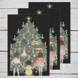 Weihnachten und die besten Freunde des Skis Geschenkpapier Set<br><div class="desc">Vintage Abbildung Viktorianisch Frohe Weihnachtsfeiergestaltung mit Händchen um einen Weihnachtsbaum. Die Jungs und Mädchen schauen sich den Tannenbaum an,  der mit Spielzeug,  Kerzen und einem strahlenden Stern dekoriert ist.</div>