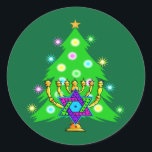 Weihnachten und Hanukkah zusammen Runder Aufkleber<br><div class="desc">Weihnachten und Hanukkah auf Geschenken für interreligiöse Familien,  die die Freude an Weihnachten und die Schönheit von Chanukah feiern. Mit Weihnachtsbaum und Menorah mit jüdischem Stern von david umgeben von Urlaubsgeschenken auf Grußkarten,  Porto,  Geschenkideen und Bekleidung für die Familie.</div>