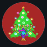 Weihnachten und Hanukkah zusammen Runder Aufkleber<br><div class="desc">Weihnachten und Hanukkah auf Geschenken für interreligiöse Familien,  die die Freude an Weihnachten und die Schönheit von Chanukah feiern. Mit Weihnachtsbaum und Menorah mit jüdischem Stern von david umgeben von Urlaubsgeschenken auf Grußkarten,  Porto,  Geschenkideen und Bekleidung für die Familie.</div>