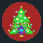 Weihnachten und Hanukkah zusammen Runder Aufkleber<br><div class="desc">Weihnachten und Hanukkah auf Geschenken für interreligiöse Familien,  die die Freude an Weihnachten und die Schönheit von Chanukah feiern. Mit Weihnachtsbaum und Menorah mit jüdischem Stern von david umgeben von Urlaubsgeschenken auf Grußkarten,  Porto,  Geschenkideen und Bekleidung für die Familie.</div>