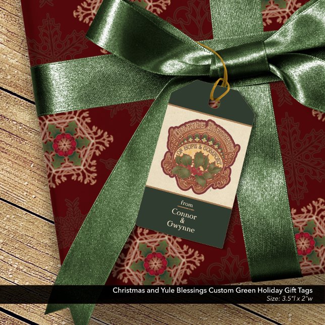 Weihnachten und Weihnachten Segnung Custom Green H Geschenkanhänger (Personalized Christmas and Yule Blessings Holiday Gift Tags in Deep Hunter Green: Front Side)