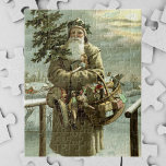 Weihnachten, Viktorianischer Weihnachtsmann mit Sp<br><div class="desc">Vintage Illustration Weihnachtsfeierdesign mit einem Viktorianischen Weihnachtsmann,  der durch den Schnee verlassend Fußspuren geht. Er trägt einen Weihnachtsbaum und einen Körbchen Spielzeug auf einem bewölkten Abend,  wobei der Mond durch die Wolken strahlt. Ursprünglich eine skandinavische Postkarte mit dem Text: Gott Jul oder Frohe Weihnachten.</div>