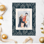 Weihnachten Vintage Navy Greenery Zwei Vertikale F<br><div class="desc">Mit dieser Vintagen Weihnachtskarte für den Navy-Grünen-Urlaub können Sie sich mit einer Touch von zeitlosem Charme gemütliche Urlaubswünsche aussprechen. Die Karte mit einem marinierten Hintergrund, eleganten Akzenten im Grünen und Platz für zwei senkrechte Foto verbindet klassische Urlaubselemente wunderbar mit einem Vintagen Ambiente. Ideal, um Ihre gepflegten Erinnerungen auf stilvolle und...</div>