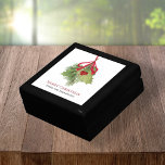 Weihnachten Wasserfarbengrün Custom Erinnerungskiste<br><div class="desc">Feiern Sie die Saison mit einer fröhlichen Weihnachtsweihnachtskuchen-Geschenkboxen mit roten, heiligen Beeren, elegantem Grün und einer zeitlosen Aquarellbilder im Winter. Diese Geschenkboxen ist in einem schlichten minimalistischen Stil mit stilvoller Typografie gestaltet und strahlt einen traditionellen Charme aus. Personalisieren Sie es mit Ihrem Familiennamen für eine klassische und durchdachte Touch. Ideal,...</div>
