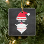 Weihnachten Weihnachten Weihnachten Weihnachten Li Keramikornament<br><div class="desc">Sagen Sie allen, wer der Lieblingshundvater des Weihnachtsmanns ist. Das Ornament enthält einen Santa Claus Hut, Schnurrbart, Bart und Text, der "Santa's Favorite" Hund Vater, aber Sie können dies zu jedem ändern. . . .Cat Vater, Bruder, Schwester, Mama, Boss, Onkel, Tante, Freund, Ingenieur etc. Passen Sie den Text mit beliebigem...</div>