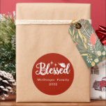 Weihnachten Weihnachten Weihnachtskrippe Gesegnet  Runder Aufkleber<br><div class="desc">Lege deine persönliche Touch auf Weihnachtskarten und Geschenke. Fügen Sie Ihren Familiennamen und das Jahr zu diesem Nativity Scene Seligen Aufkleber oder personalisieren Sie ihn für Freunde, Familie, Mitarbeiter, Mitarbeiter oder Studenten als nachdenkliches Weihnachtsgeschenk. Bekundete den wahren Grund für die Weihnachtszeit, die die Geburt Jesu feiert. Rote und weiße Weihnachtskrippe-Szene...</div>