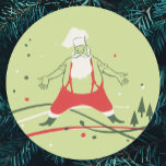 Weihnachten, Weihnachtsfeiertag, Koch mit Abendess Runder Aufkleber<br><div class="desc">Vintage Illustration Frohe Weihnachtsbilder mit einem fröhlichen Weihnachtsmann-Catering ein Weihnachtsferien-Party. Der Koch tanzt mit Essen herum. Retro fühlen sich mit diesem 50er kitsch Santa in seiner roten Hose mit Hosenträger und einem Hut des Koch mit rot und grün Farbbanddetails,  Bäumen,  Kiefernnadeln und Schneeflocken. Ho ho und frohe Weihnachten!</div>