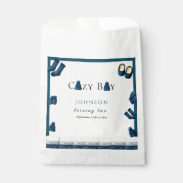 Weihnachten Winter gemütliche Junge zwei Geschenktütchen