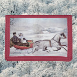 Weihnachten, Winter, Schlittenpferd Trifold Geldbörse<br><div class="desc">Vintage Illustration Weihnachtsgestaltung ursprünglich von Currier & Ives im Jahr 1853 veröffentlicht mit dem Titel The Road - Winter. Dieses Liebe- und Romantikdesign besticht durch eine romantische Winterfahrt auf einem gezeichnet Schlitten über die verschneite Landschaft. Dieses Kunstwerk war möglicherweise ein Portrait von Nathaniel Currier und seine Ehefrau von seinen Mitarbeitern...</div>