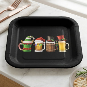 Weihnachtliche Biergetränke mit Weihnachtsmützen Pappteller
