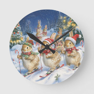 Weihnachtliche Hasen beim Skifahren im Winterwald Runde Wanduhr