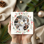 Weihnachts Berries Wreath Foto Collage Feiertagskarte<br><div class="desc">Feiern Sie die Saison mit unserer bezaubernden Weihnachtskarte. An der Vorderseite befindet sich eine hübsche KreissCollage aus Foto, die mit einem Kranz aus Aquarellbeeren geschmückt ist. Vier der beliebtesten Fotos werden durch ein elegantes Monogramm in der Mitte hervorgehoben. An der Spitze fügt der festliche Gruß "Haben Sie ein Heiligabend" eine...</div>