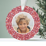 Weihnachts Berry Wreath Doppelseitiges 2-Foto Ornament<br><div class="desc">Individuelles Foto Kissen mit verschiedenen Fotos auf der Vorder- und Rückseite - Fügen Sie ein Foto zu jeder Seite der Karikaturenlinie des Pollka-Dots ein. Im Hintergrund befindet sich ein skurriles Beerenkränzmuster in Rottönen. FOTO-TIPP: Wenn Ihr Foto nicht richtig passt, klicken Sie auf DIESE Schaltfläche CUSTOMIZE und passen das Foto an....</div>
