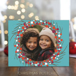 Weihnachts-Berry-Wreath mit Circle-Foto Feiertagspostkarte<br><div class="desc">Ein Bauernhaus blau mit einem Beerenkranz als Foto. Ein modernes Skript wird für die Happy Holidays verwendet. Ein Weihnachtsgrüßen - Mögen Ihre Tage fröhlich und hell sein - auf der Postkartenseite mit einem Bereich für Familiensignatur und Gruß enthalten.</div>