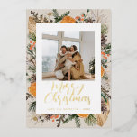 Weihnachts Boho Getrocknetes botanisches Foto Folien Feiertagskarte<br><div class="desc">Mit dieser böhmischen Weihnachtskarte,  die eine blumengeschmückte Anordnung von Palmen,  Blätter,  getrockneten Orangenscheiben,  Kiefernzapfen und Christbeeren auf neutralem beigen Hintergrund bietet,  verweilen Sie bei einem Feiertag. Mit Ihrer Wahl von Rose Gold,  Gold oder Silber reale Folie.</div>