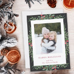 Weihnachts-Botanische Weihnachtsfotokarte Feiertagskarte<br><div class="desc">Individuell gestaltete Urlaubskarte mit rustikalem Weihnachtsgrün und roten Beeren-Design.</div>