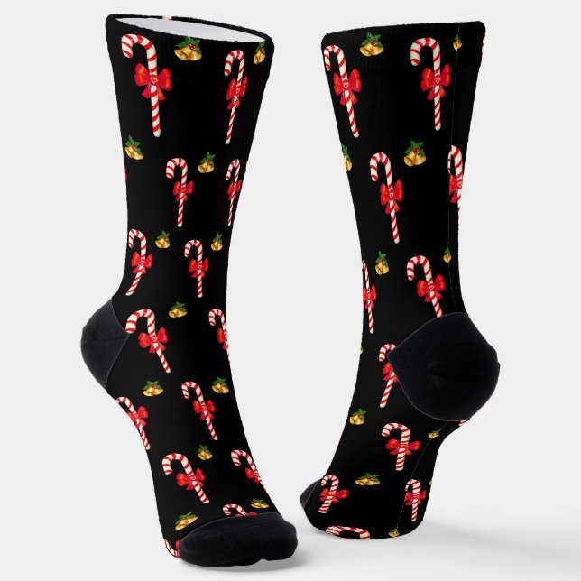 Weihnachts Candy Cane Muster auf schwarzen Socken (Gewinkelt)