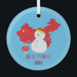 Weihnachts-Chinesische Flagge Snowman Ornament Aus Glas<br><div class="desc">Mit diesem aufschlussreichen Weihnachtsgläserdekor aus der chinesischen Fahne Snowman Glass Ornament fügen Sie Ihrem Urlaubsdekor eine klassische, aber persönliche Touch hinzu.</div>