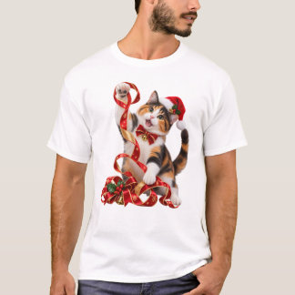 Weihnachts-Dreifarbkatze spielt mit Band T-Shirt