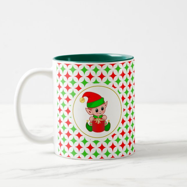 Weihnachts-Elf auf Green & Red Diamond Star-Muster Zweifarbige Tasse (Links)