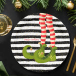 Weihnachts-Elf-Legen Schwarz-Weiß Streifen Pappteller<br><div class="desc">Auf einem schwarz-weiß gestreiften Hintergrund mit grünen Stiefelbeinen wird Ihr Weihnachtsgrüßen in schicker Schrift auf diesen niedlichen Tellern aus Urlaubspapieren dargestellt. PASSENDE Artikel in unserem Geschäft.</div>