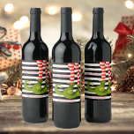 Weihnachts-Elf-Legen Schwarz-Weiß Streifen Weinetikett<br><div class="desc">Auf einem schwarz-weiß gestreiften Hintergrund mit grünen Stiefelbeinen wird Ihr Weihnachtsgrüßen in schicker Schrift dargestellt. Persönlich gestalten Sie diese Flaschenmarken für Ihre Feier oder als Geschenke oder Gastgeschenke für Geschäftsgeschenke,  Firmengeschenke. PASSENDE Artikel in unserem Geschäft.</div>