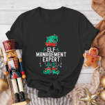 Weihnachts-Elf-Office-Team-Party und Familienanpas T-Shirt<br><div class="desc">Holen Sie sich mit unseren lustigen Weihnachtsfeiern Ihr Büroteam, Ihre Familie oder Ihre Freunde in den Urlaubssgeist! Diese Shirts sind perfekt für Party, Ansammlungen oder Feierlichkeiten geeignet und bieten eine unterhaltsame Drehung für die Ferienzeit. Ob für die Arbeit, familienfreundliche Outfits oder Freunde, diese T-Shirts machen Ihr Foto für die Feriengruppe...</div>