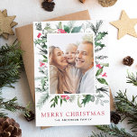 Weihnachts-Familienfoto-Karte Feiertagskarte<br><div class="desc">Frohe Weihnachtsfoto-Karte und individuelles Bild und Name mit Holiday Greenery,  Holly Berries und Red Background.</div>