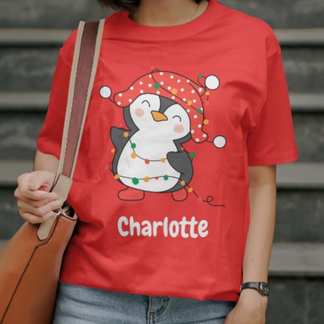 Weihnachts festliche Pinguin Red Custom Girls Name T-Shirt (Von Creator hochgeladen)